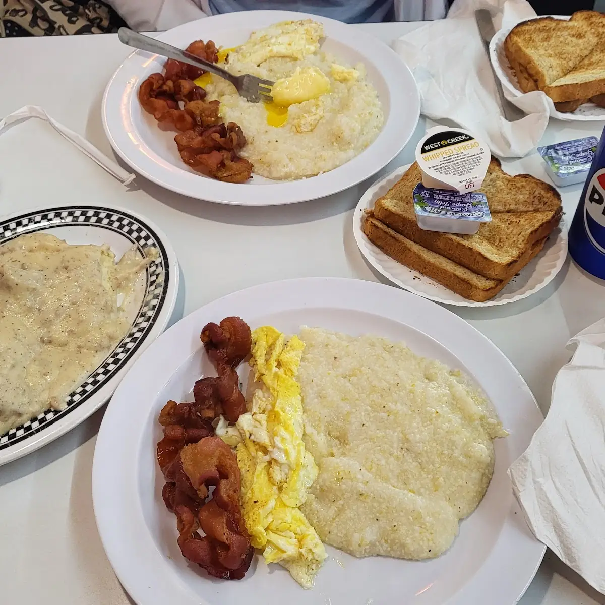 Scrambled Eggs with Bacon Toast and Grits