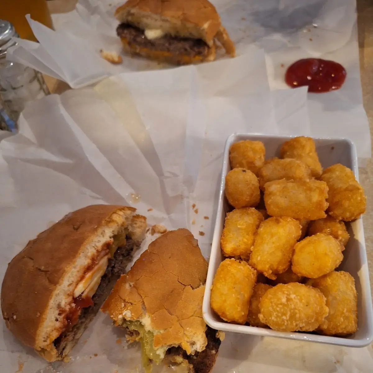 Kroli's Cheeseburger and Tator Tots