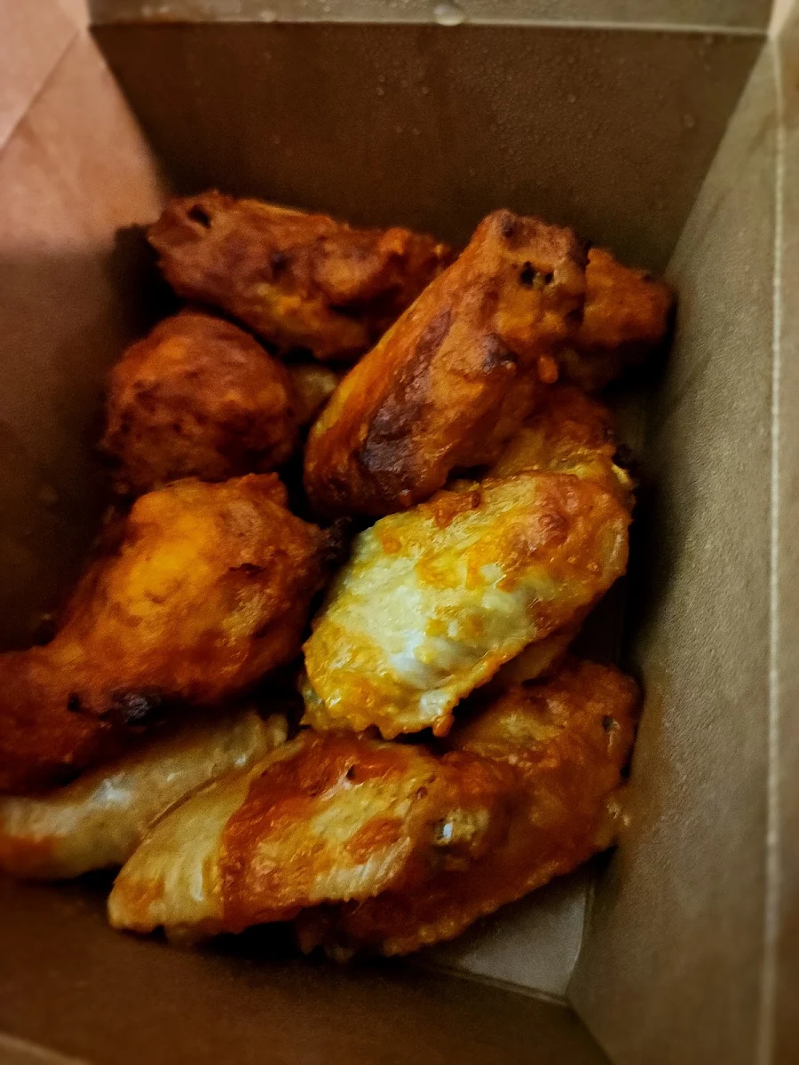 Highlights, Manny's Corner - Pizza & Convenience Store