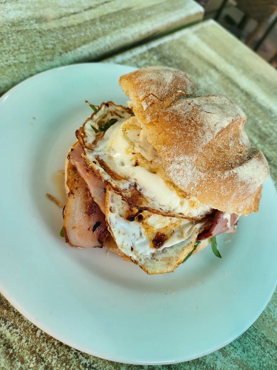 Bacon Egg Roll, Kembali Cafe