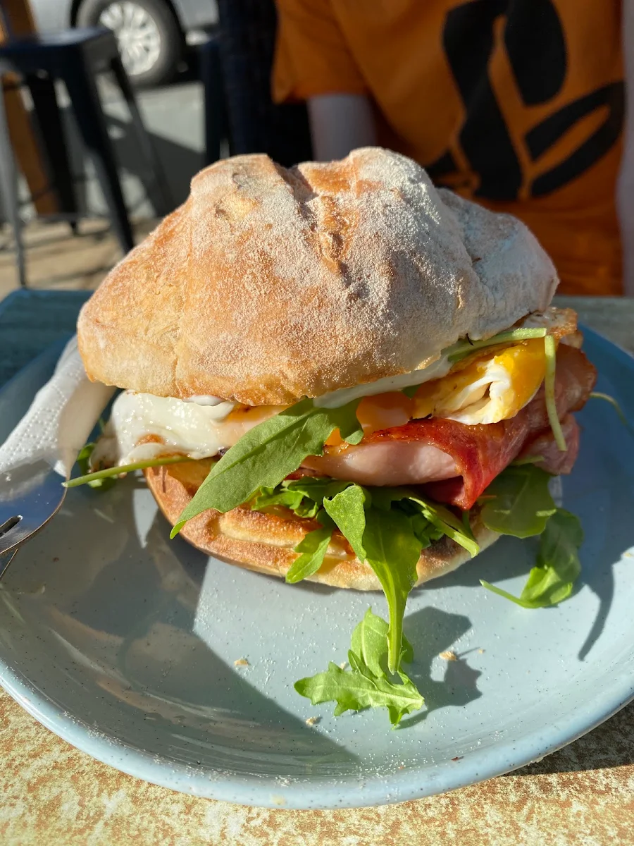 Egg and Bacon Roll, Kembali Cafe