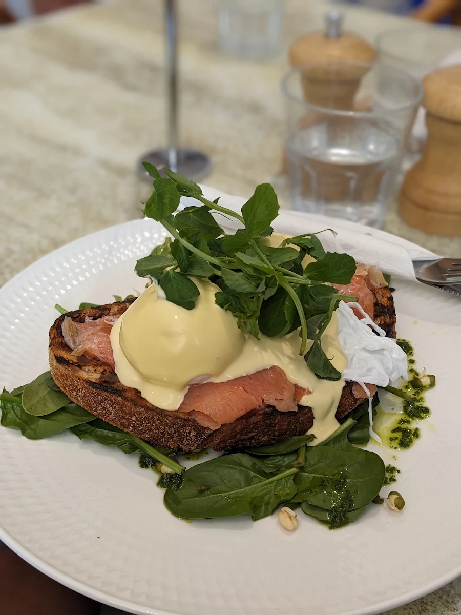 Kembali Eggs Benedict, Kembali Cafe