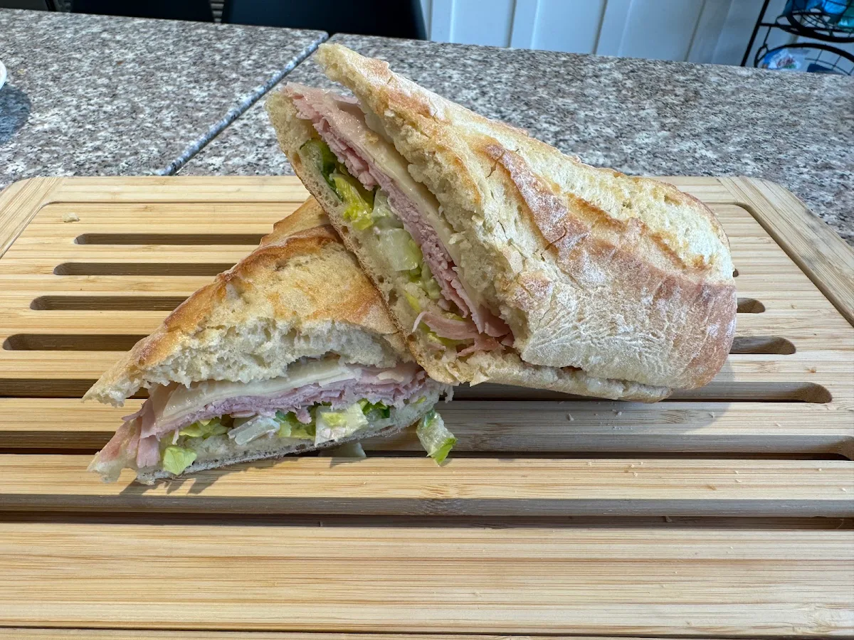 Highlights, Lovina Café & Épicerie