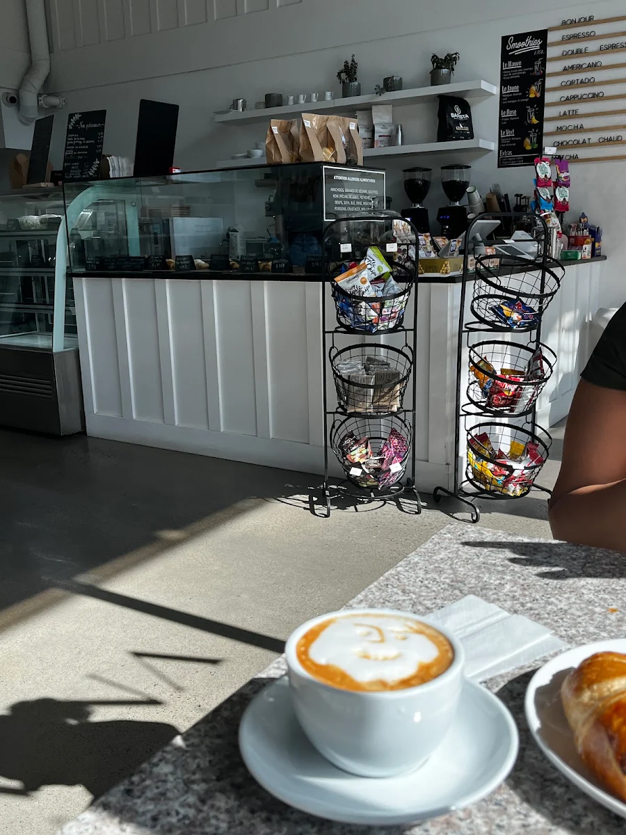 Highlights, Lovina Café & Épicerie