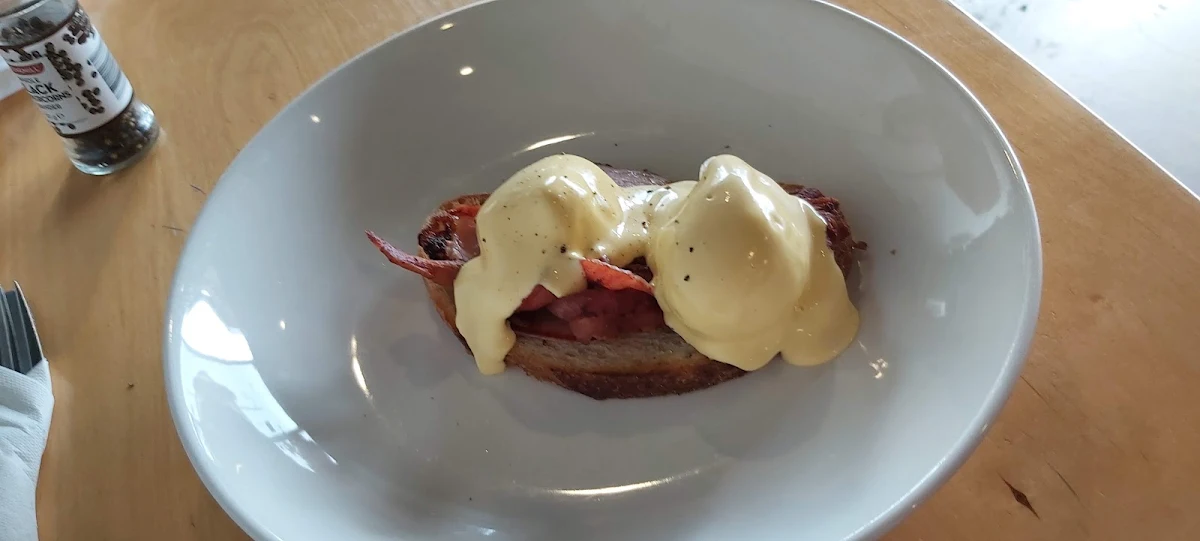 Eggs Benedict, Ministry Cafe