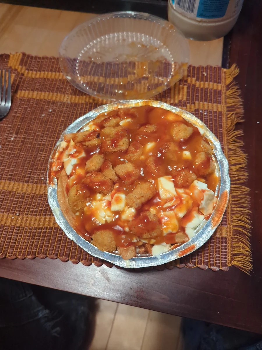 Moyenne Poutine Poulet Pop Corn Sauce Suprême