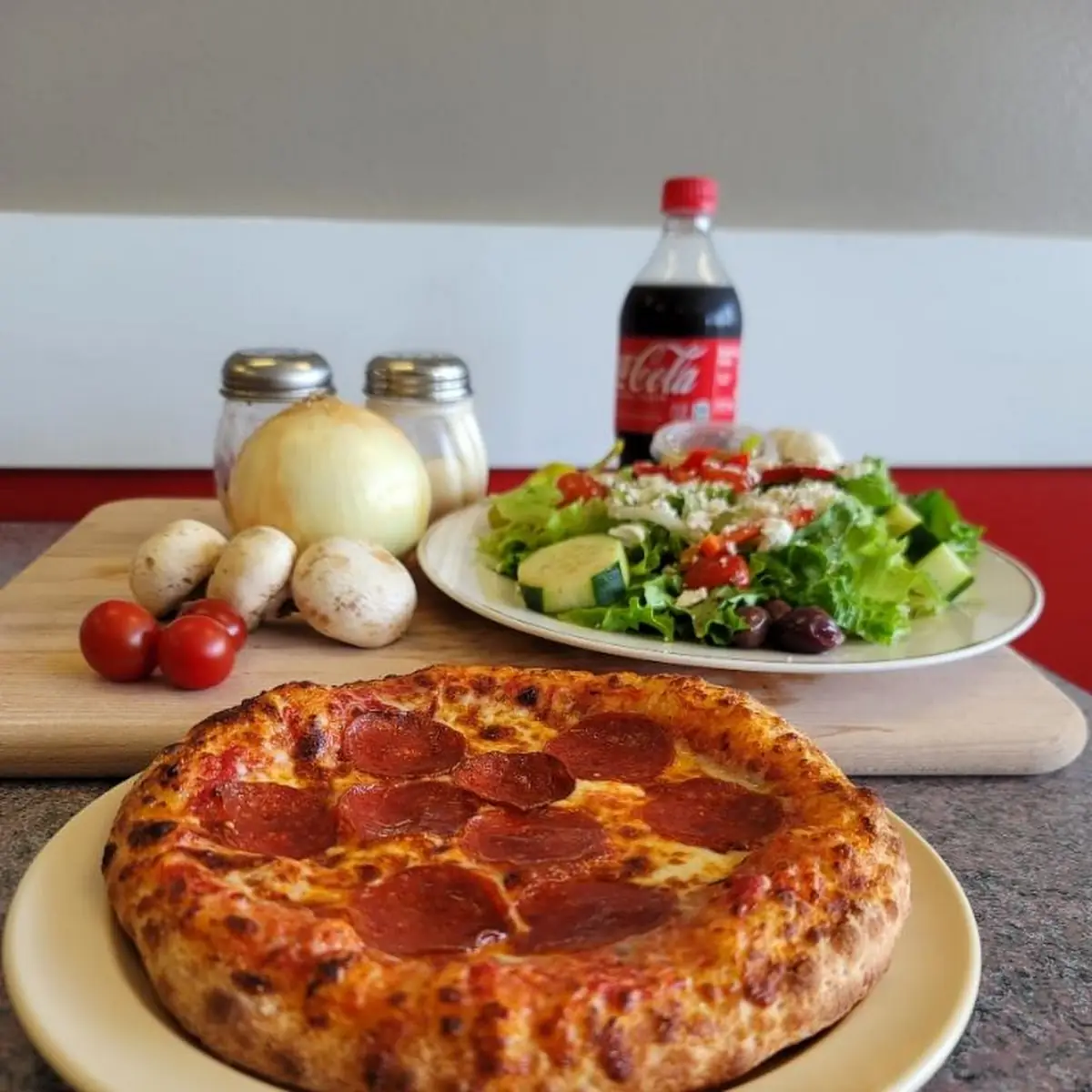 Pizza Small Salad & Can Drink Lunch Combo