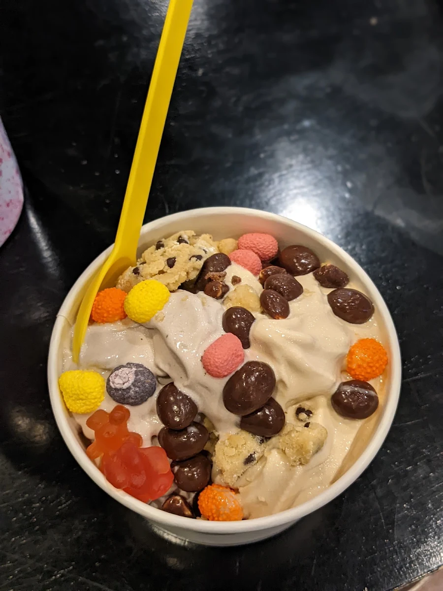 Frozen Yogurt with Toppings