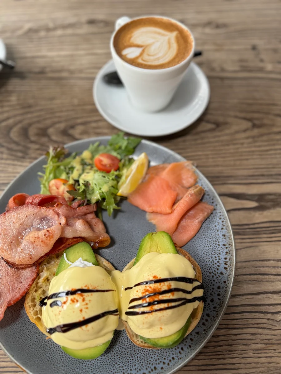 Eggs Benedict with Salmon, Lot 1 Coffee