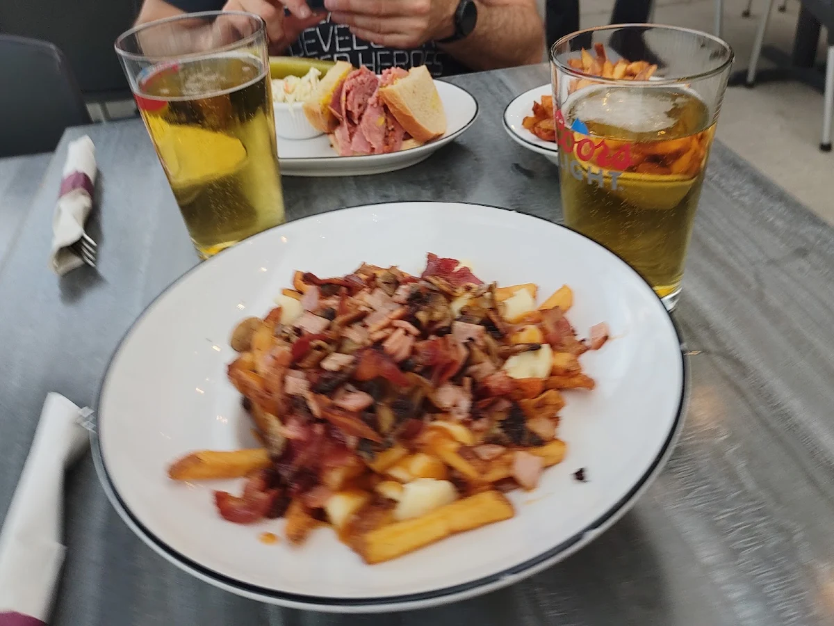 Poutine Nickels Viande Fumée Smoked Meat
