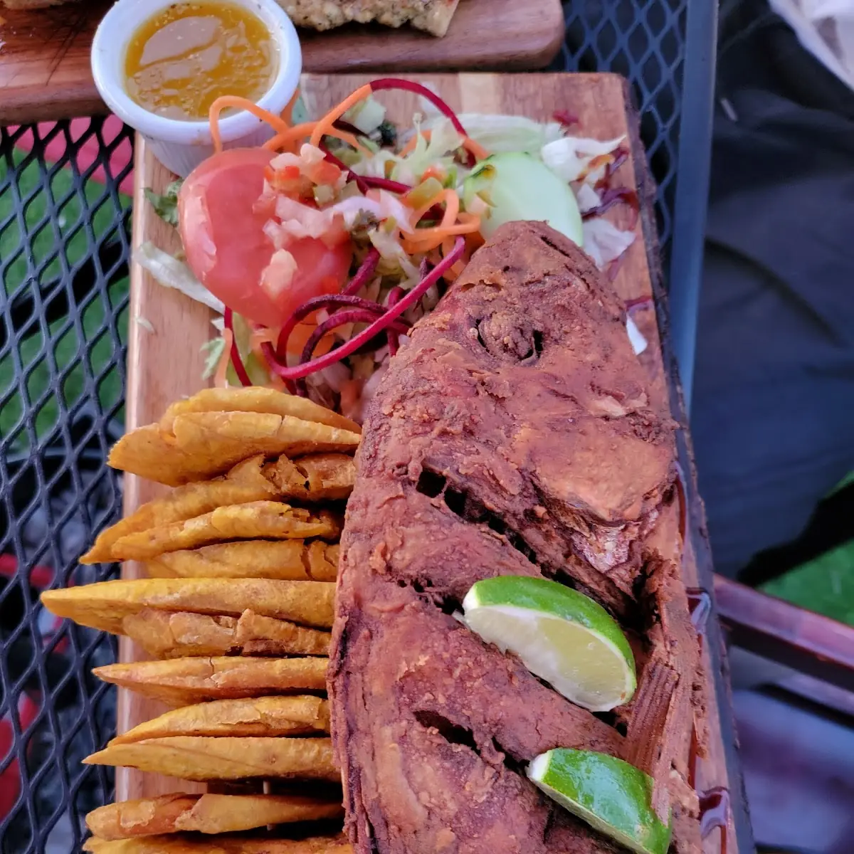 Pescado Frito Con Tostones
