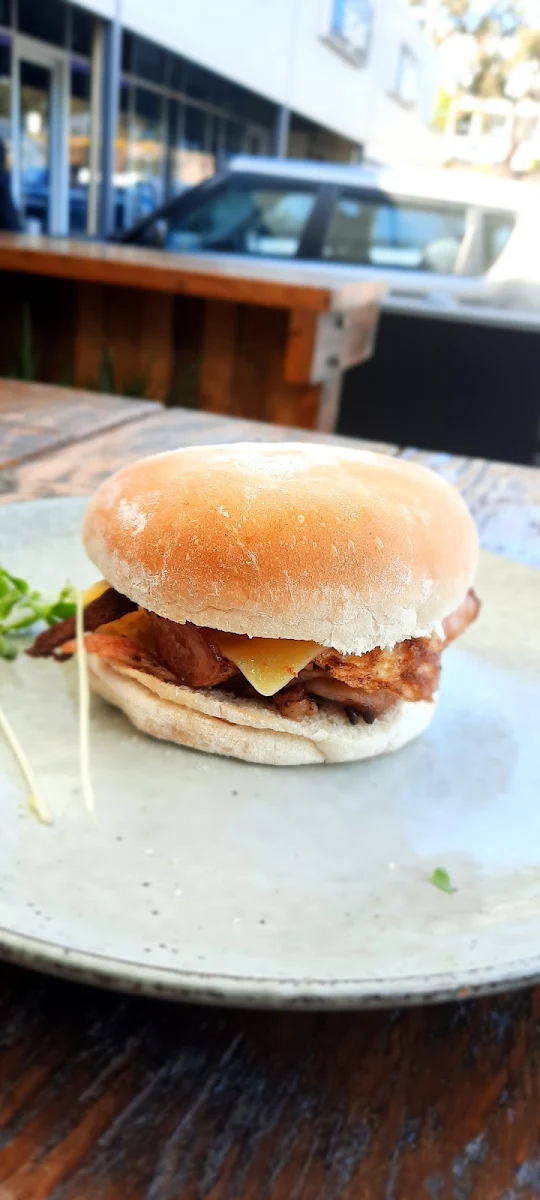 Bacon and Egg Roll, Modish