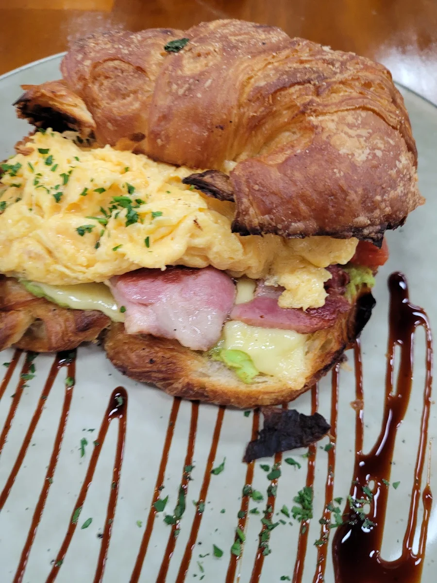 Croissant Egg Bacon, Modish