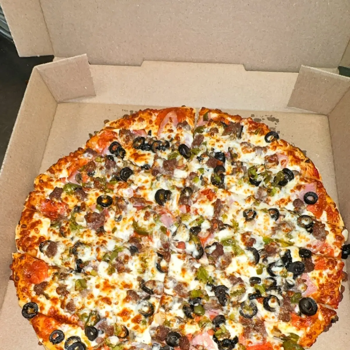 Creamy Chicken Pizza with Olives