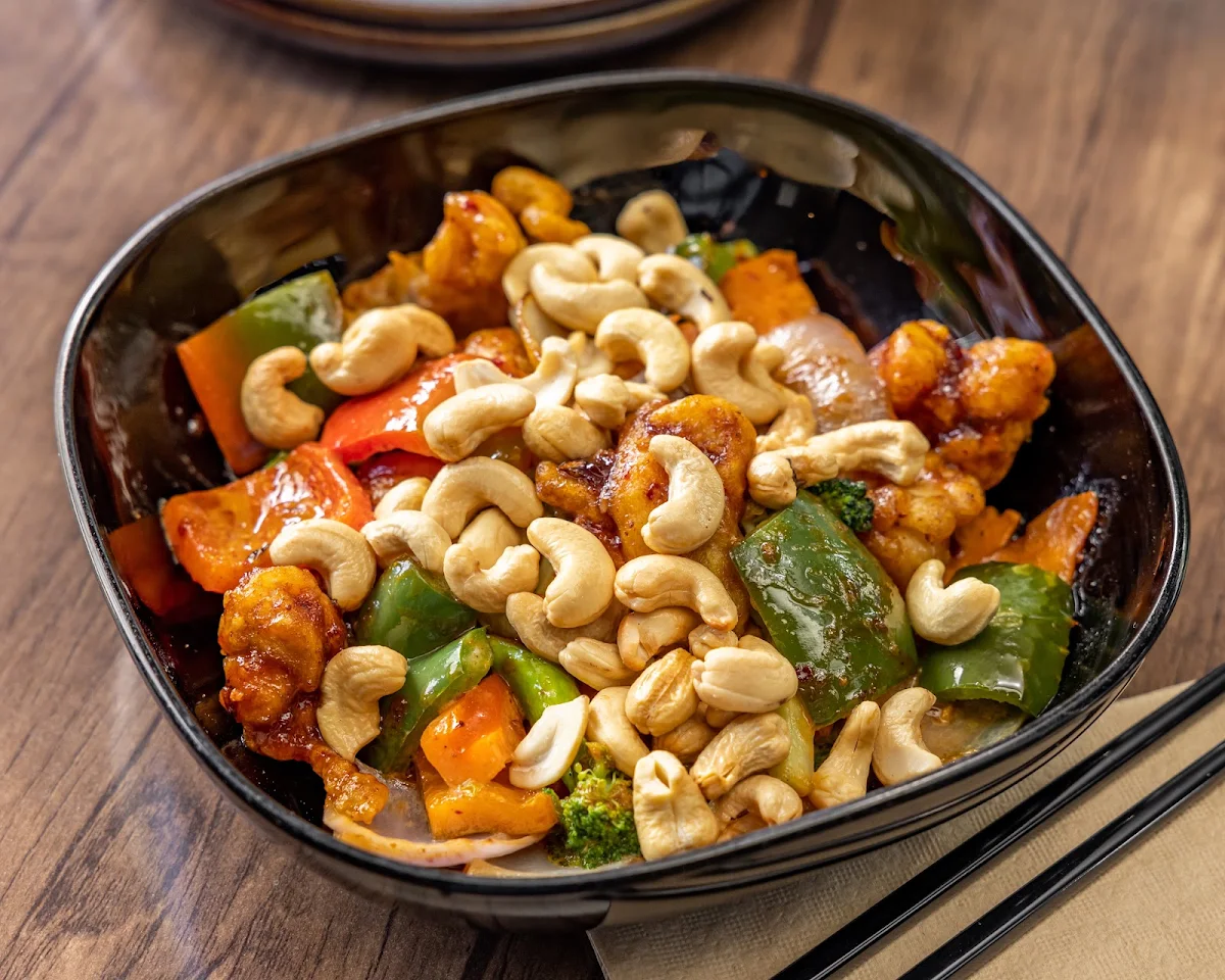 Thai Style Chicken Cashew, HONG KITCHEN & BAR
