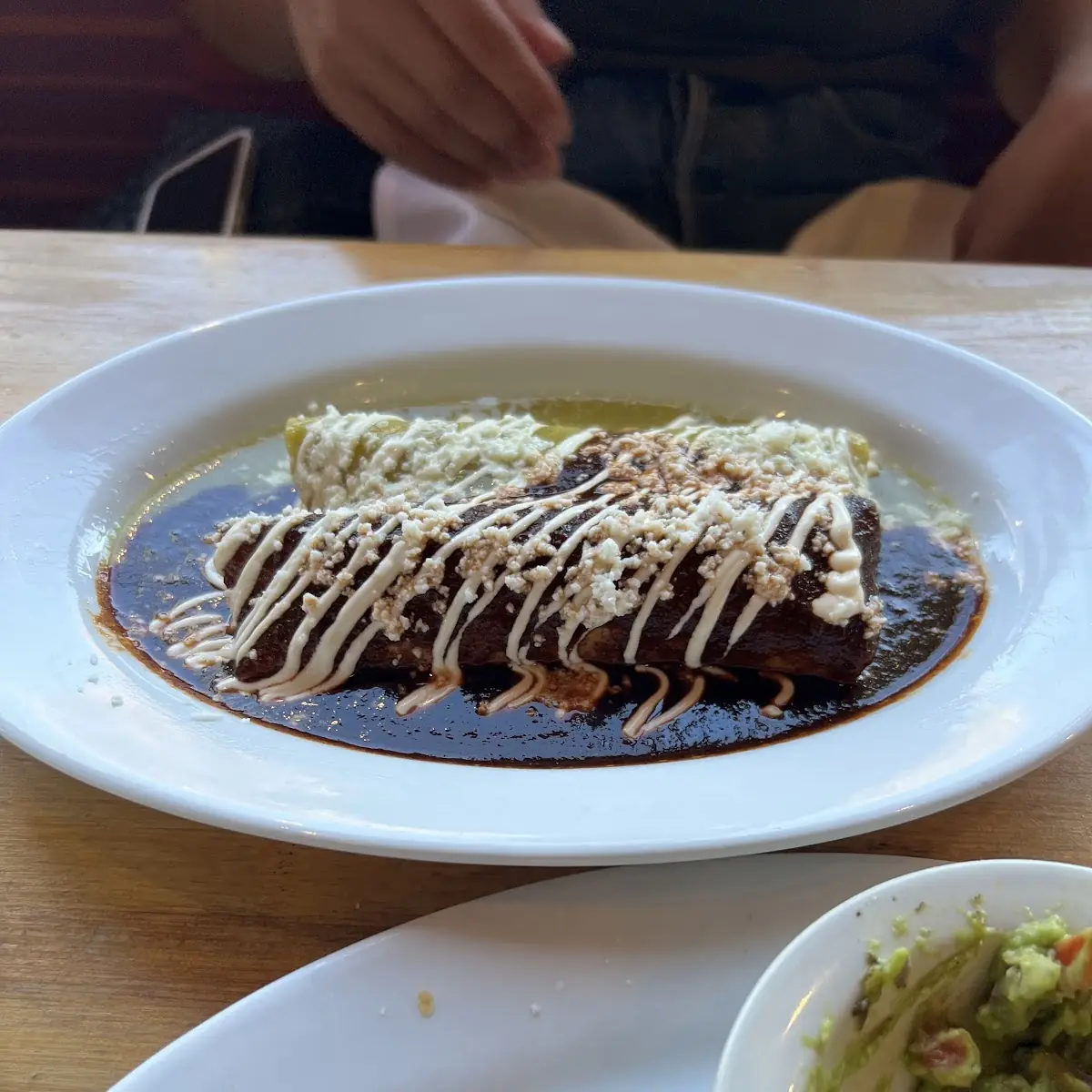 Enchiladas En Mole Con Pollo Y Queso Cotija
