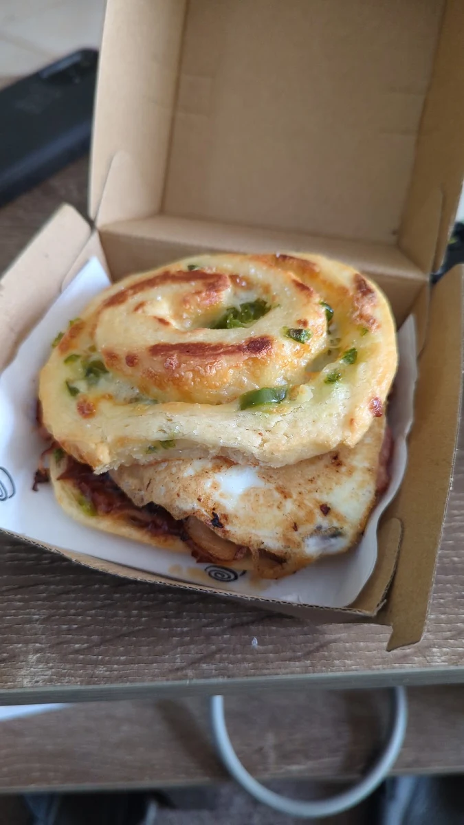 Frbacon and Eggs on Jalepeno Scroll Es, ScRoll Queen