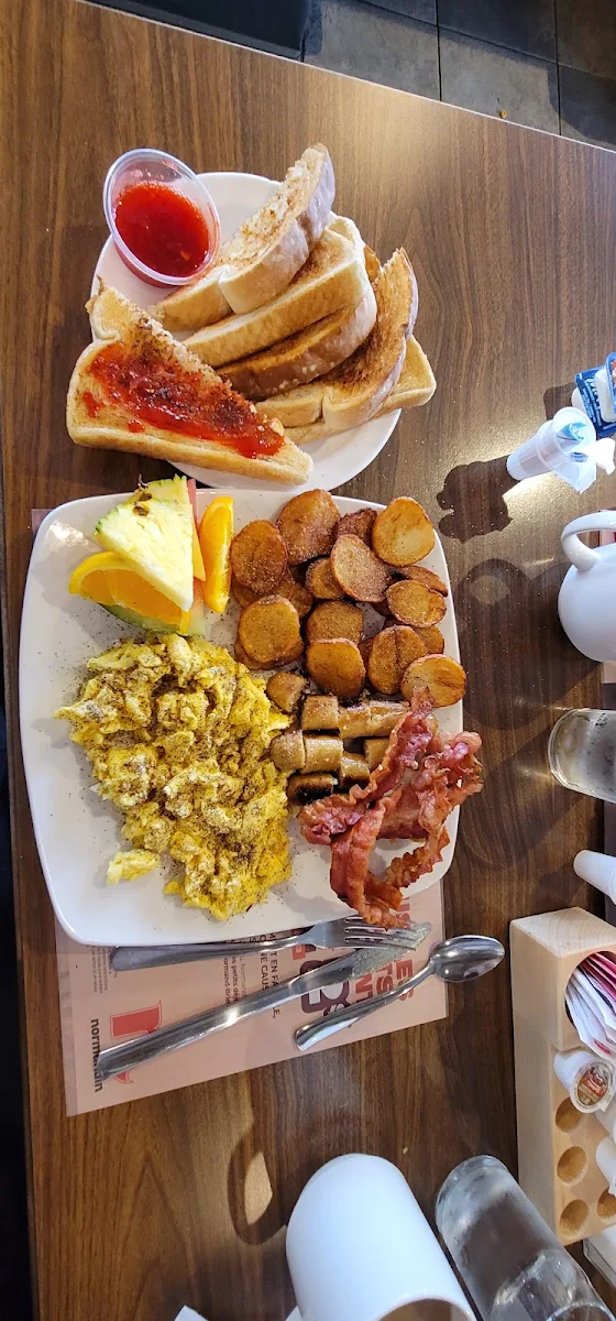 3 Oeufs Brouillés Bacon Et Saucisses, Restaurant Normandin Donnacona