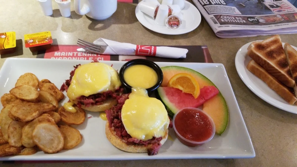 Oeufs Bénédictins Smoked Meat, Restaurant Normandin Donnacona