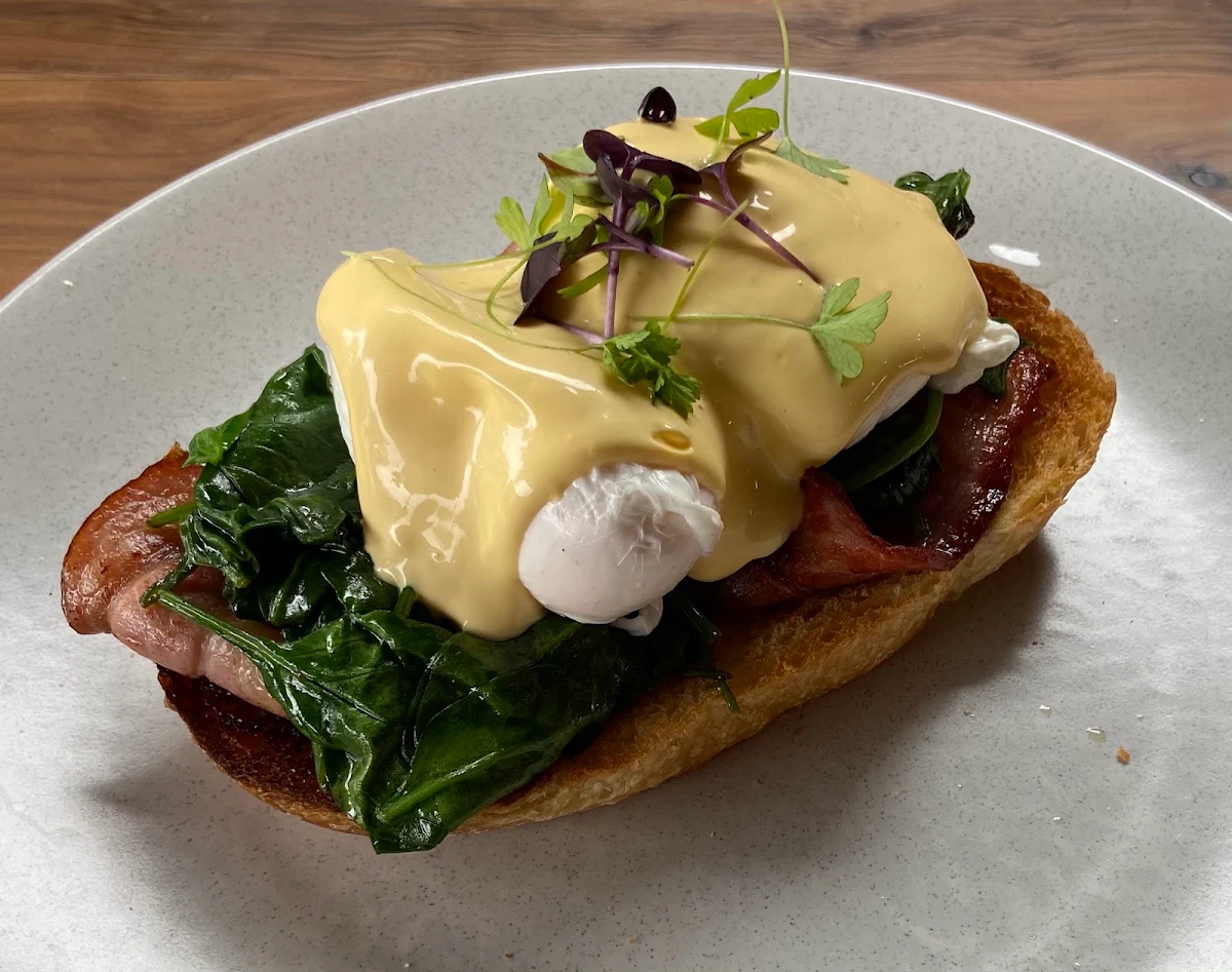 Eggs Benedict with Bacon, Meeting Morgan Café
