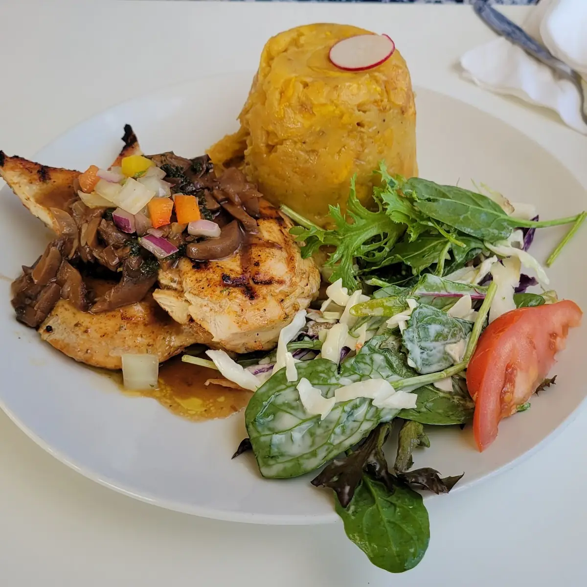 Pechuga En Salsa de Setas Con Mofongo