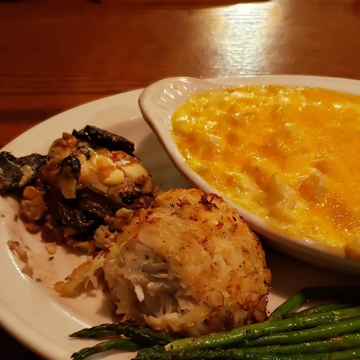 Crabcakes Mac & Cheese Asparagus