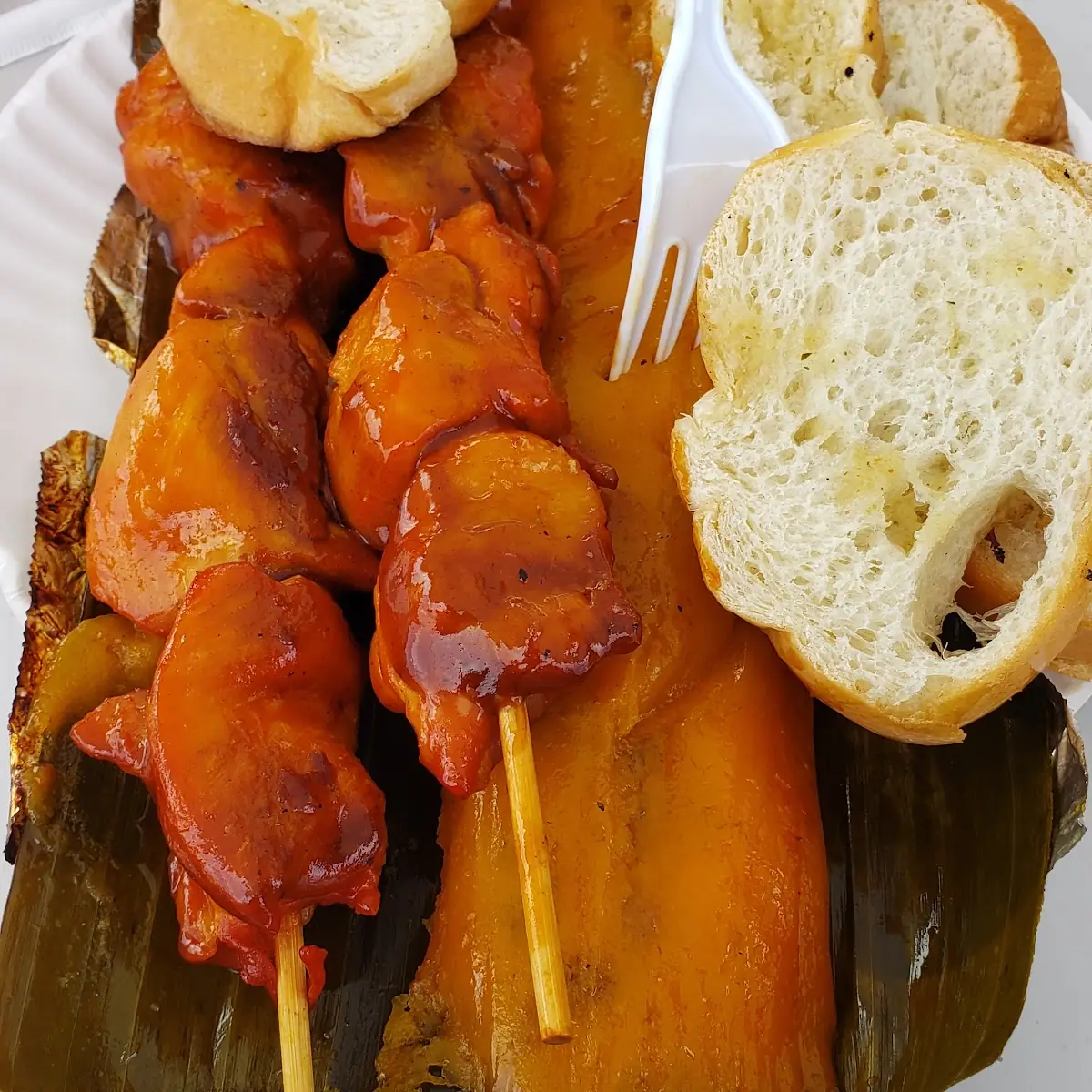 Pinchos de Pollo Y Empanada