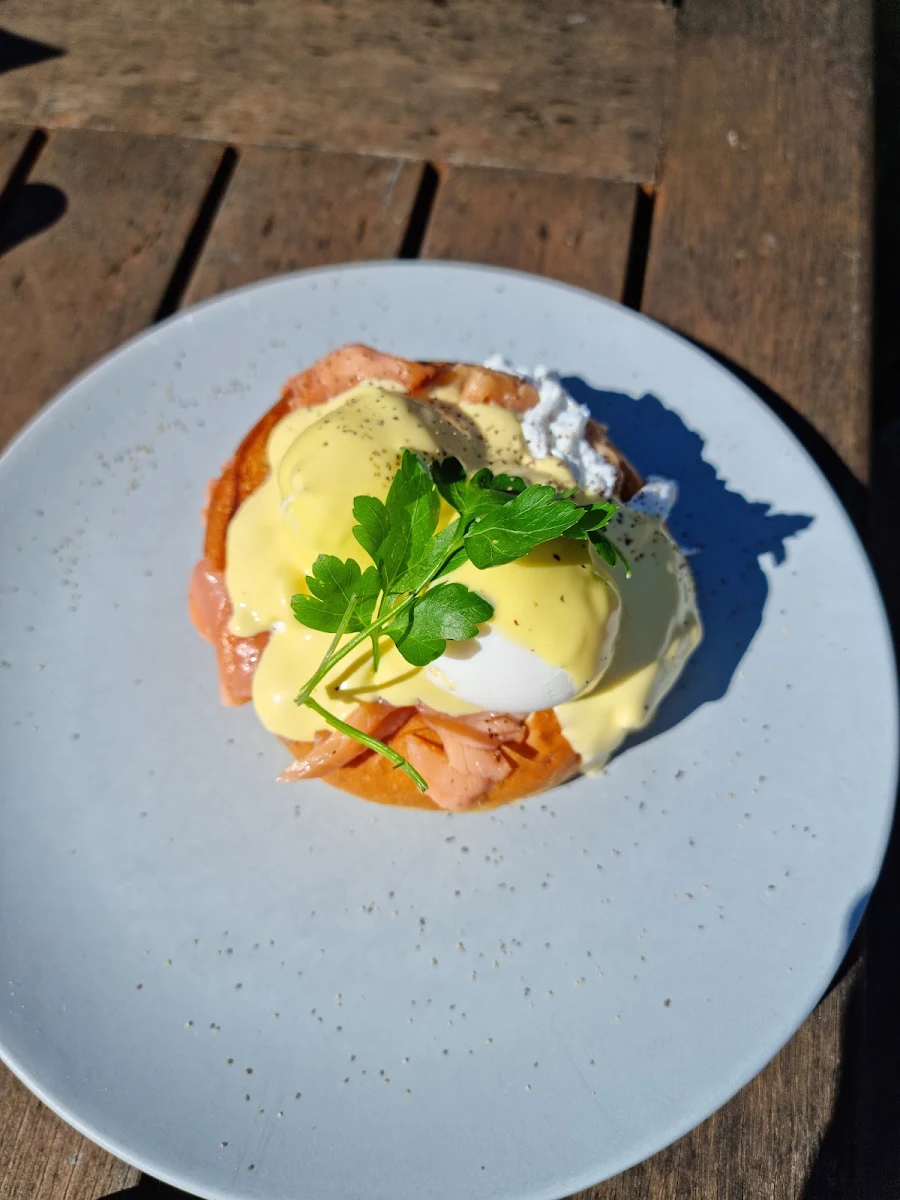 Egg Benedict, The Location Cafe