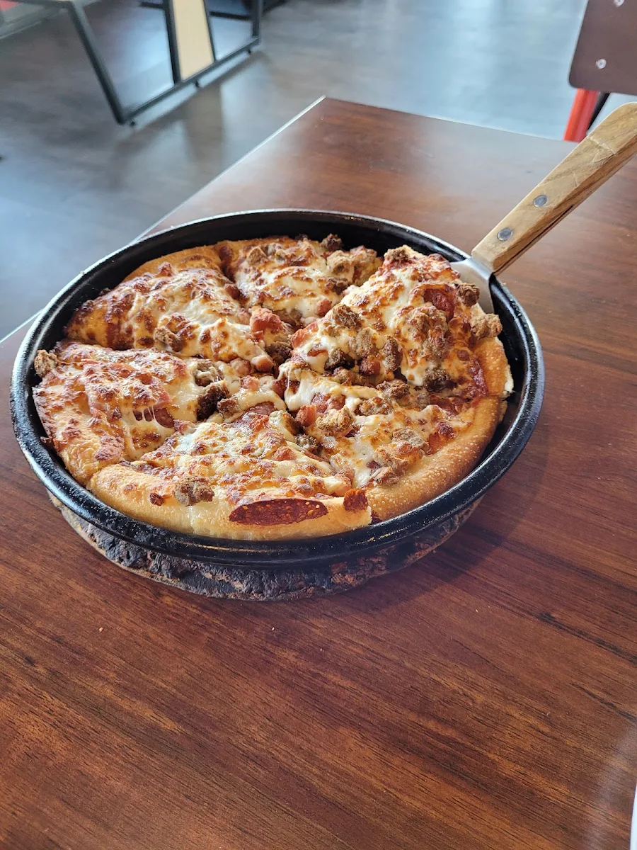 Deluxe Pizza, Pizza Hut