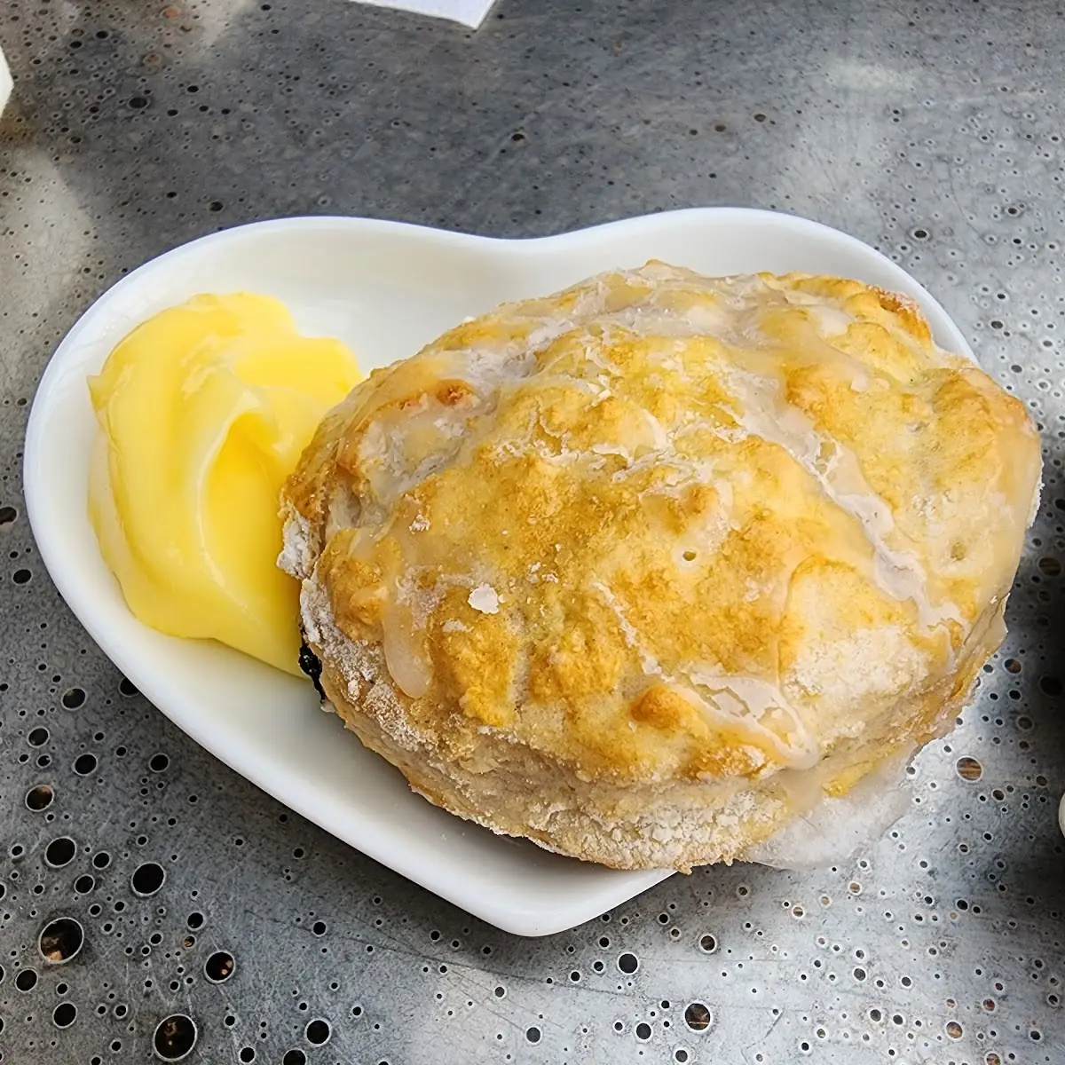 Scone with Lemon Curd