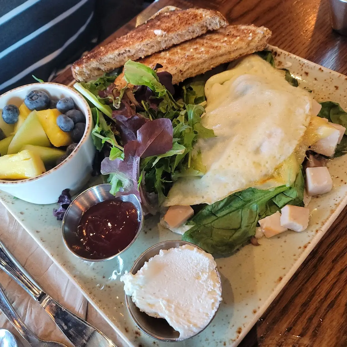 Egg White Omelet with Fruit Cup