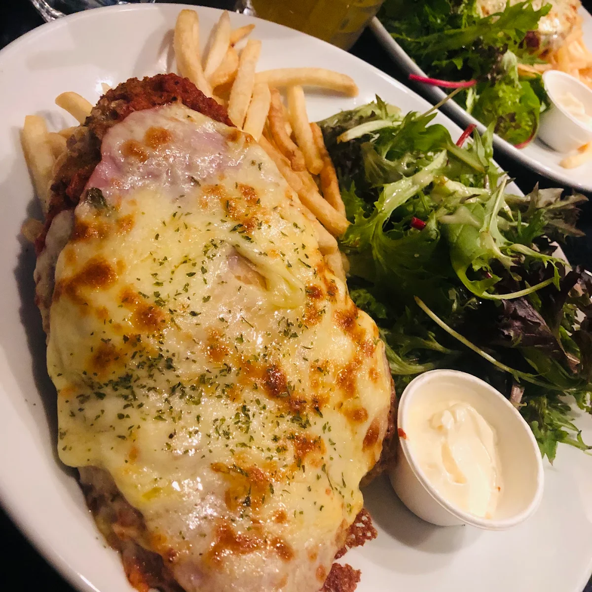 Chicken Parma, Sonder Bar