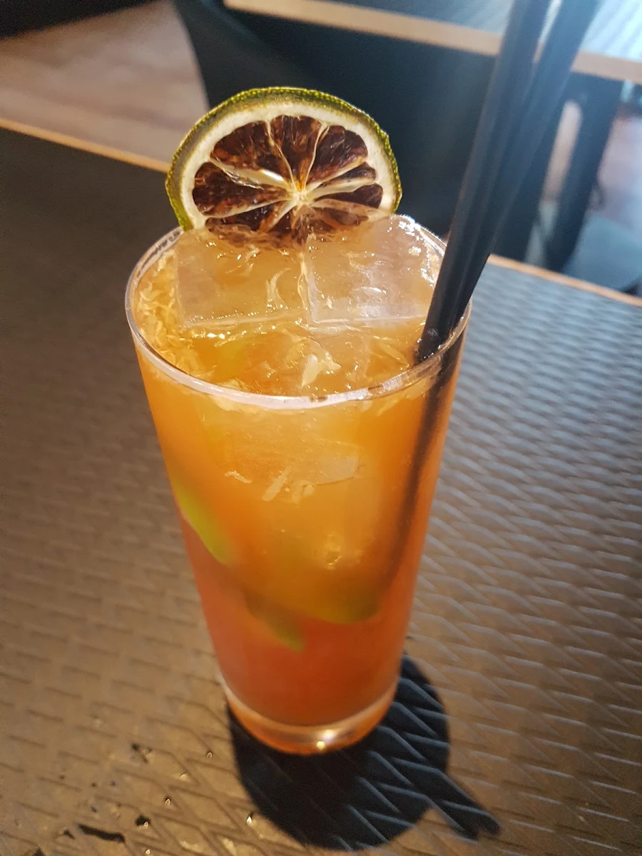 Dark and Stormy, Sonder Bar