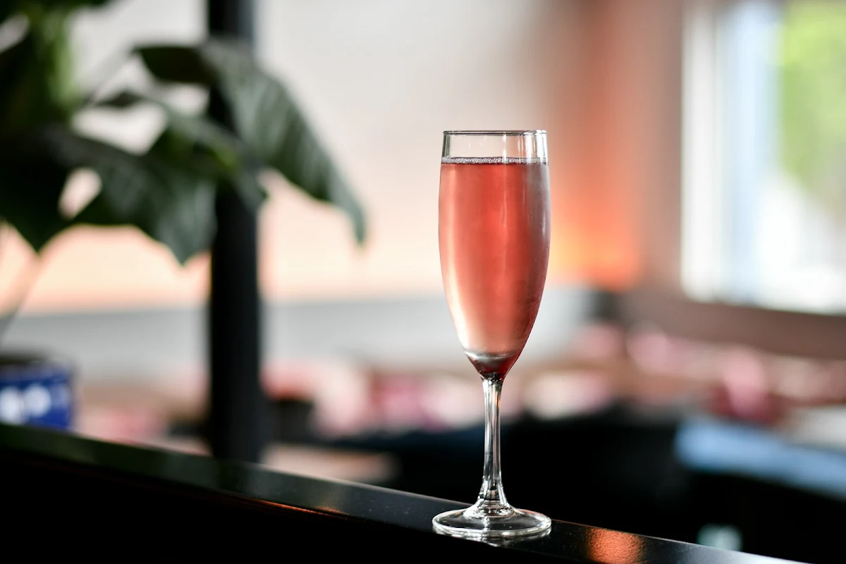 Kir Royale, Sonder Bar