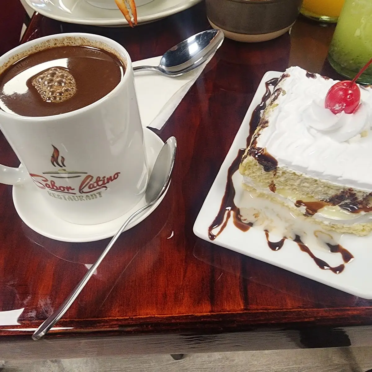 Un Chocolate Y Pastel Tres Leches