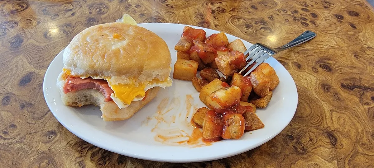 Toutin Samwhich with Hash Browns