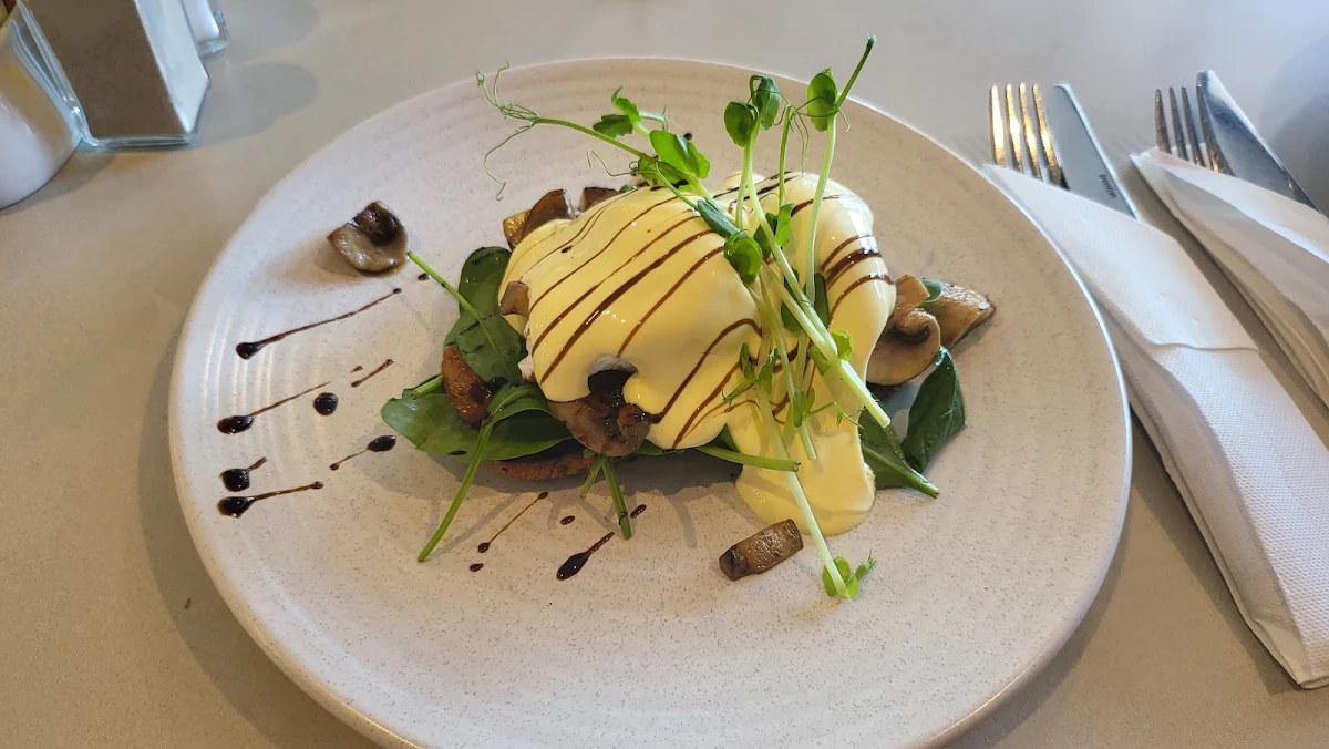 Eggs Benedict, Full Flava Café