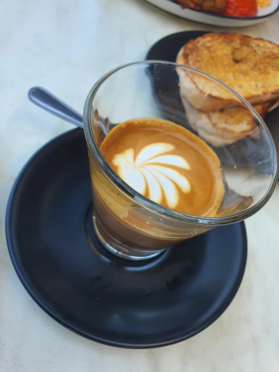 Long Macchiato, Intermezzo Cafe