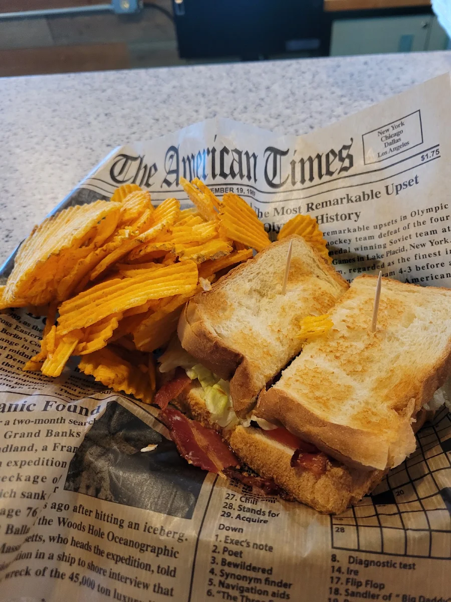 blt Sandwich an Sour Cream Cheddar Chips