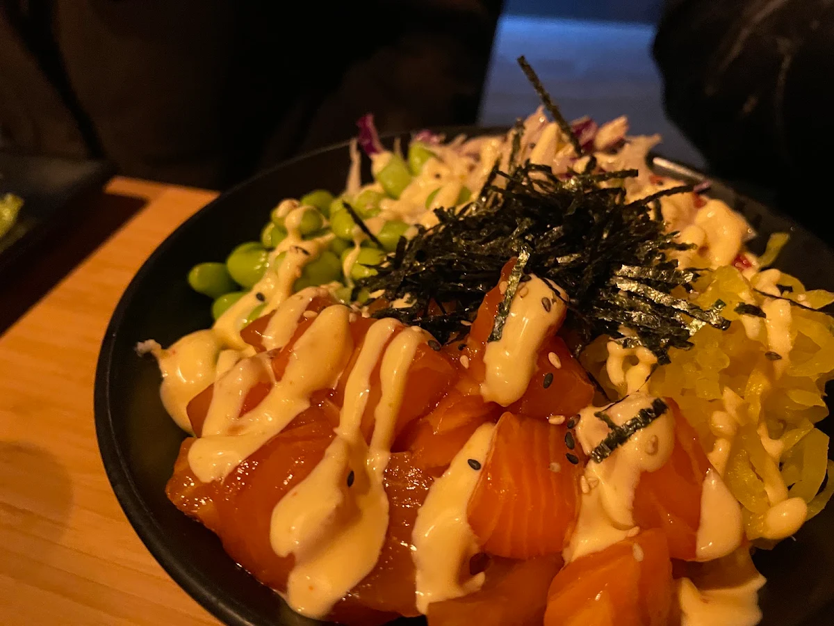 Poke Bowl, Roku Den