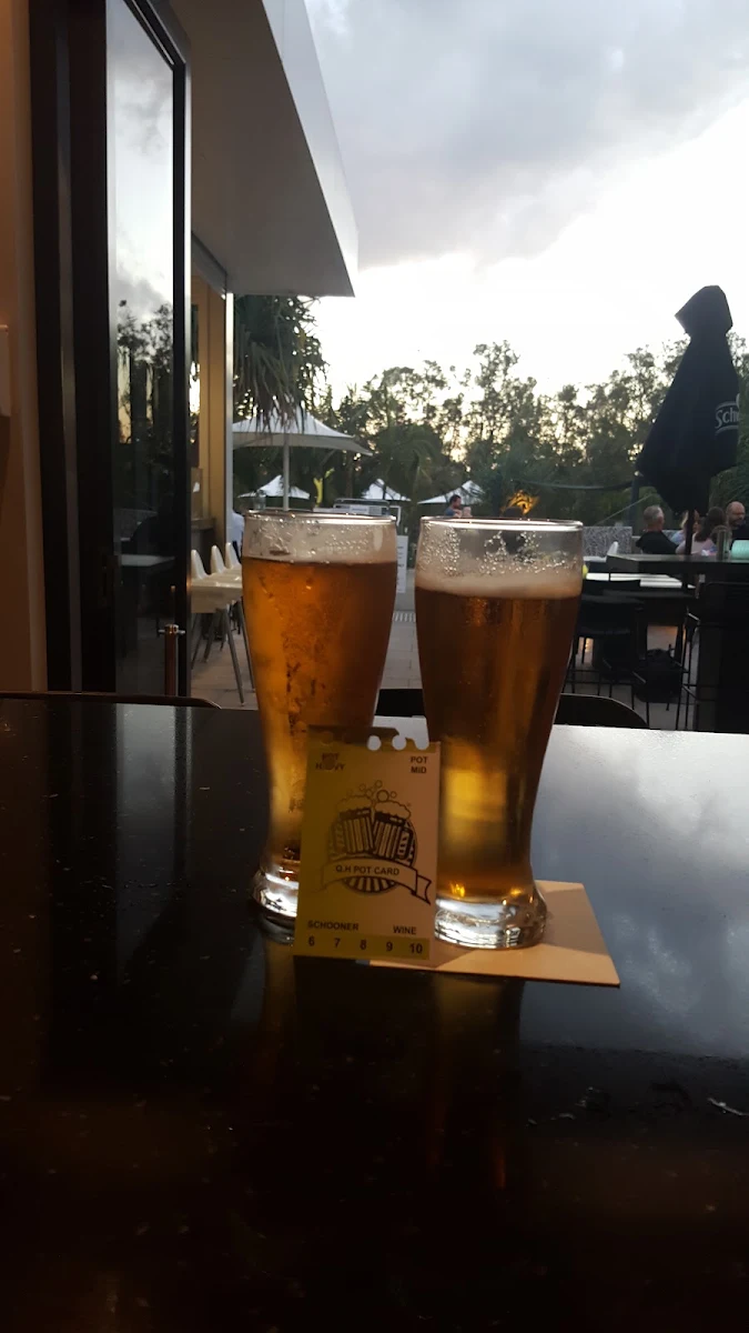 Beers, Dazzas Bar at RACV Noosa Resort
