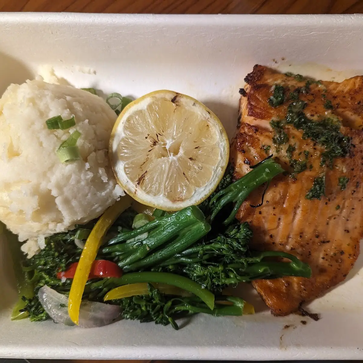 Salmon and Broccoli with Garlic Sauce