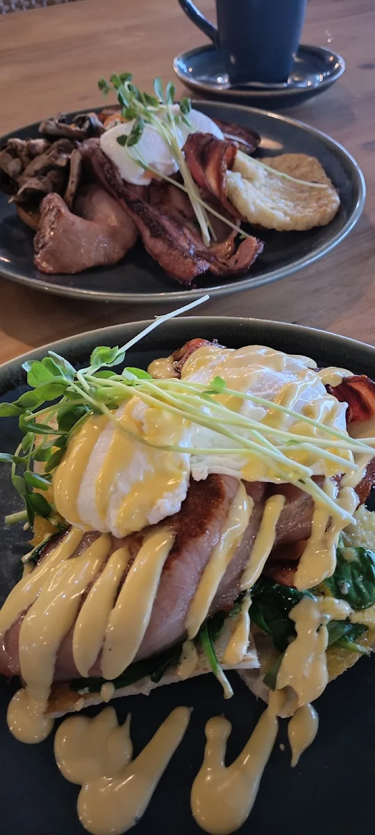 Eggs Benedict and Big Breakfast, Riverview Cafe on Camden