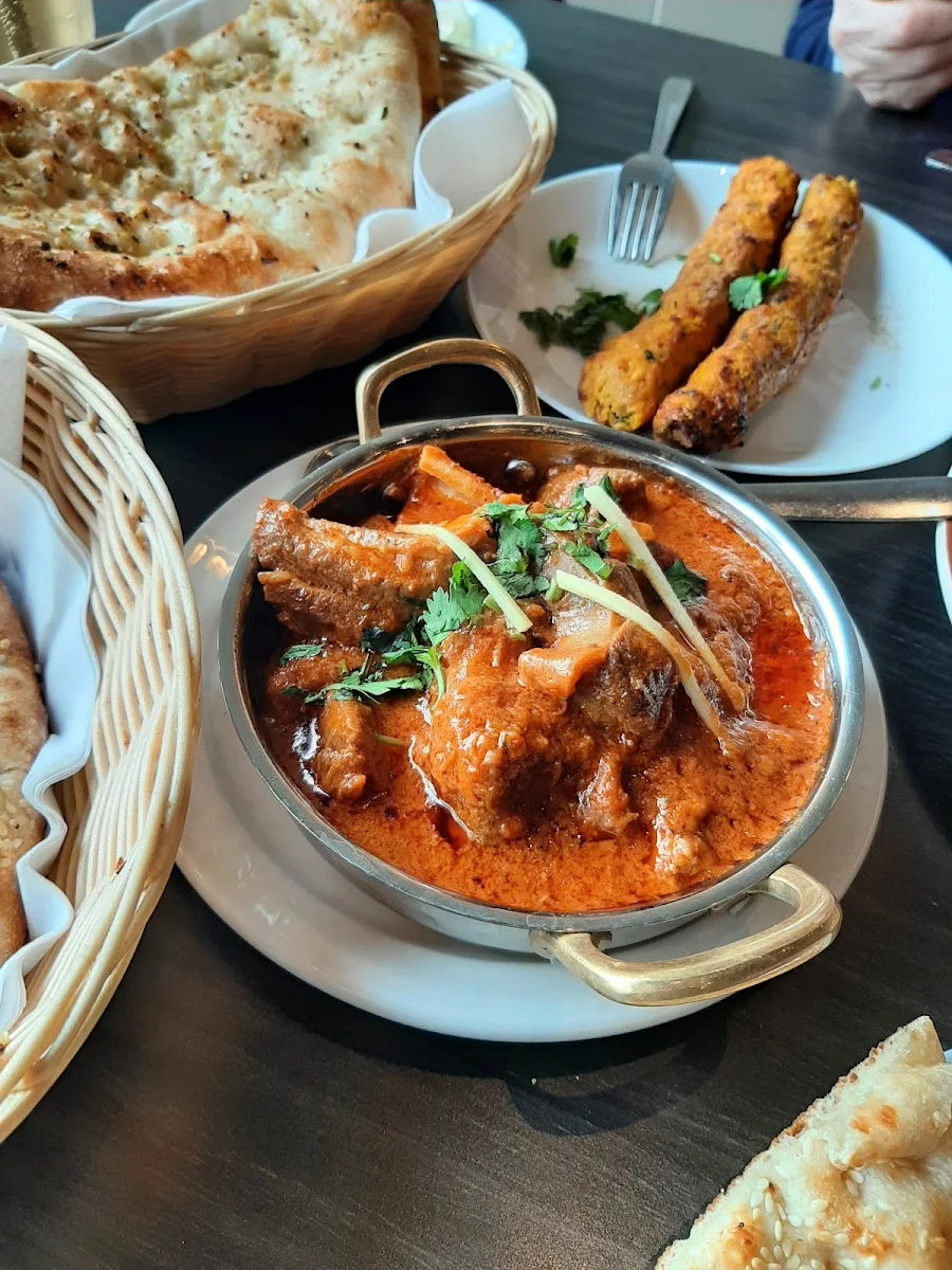 Butter Gravy, LAHORI CHARGHA HUTT