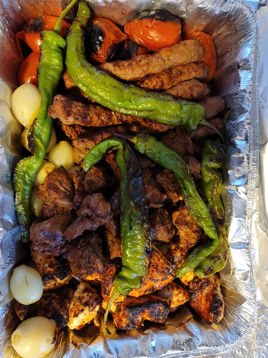Assiette mixte de 2 Brochettes: 1 Filet mignon et 1 Shish kebab / Mixed plate of 2 Skewers