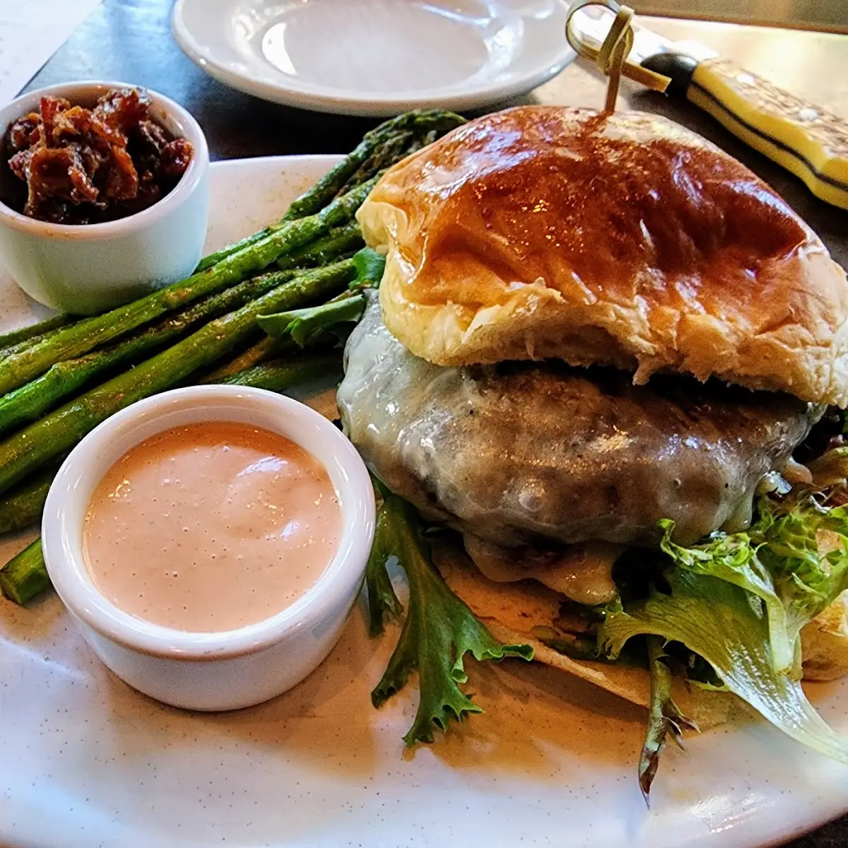 Burger with Asparagus