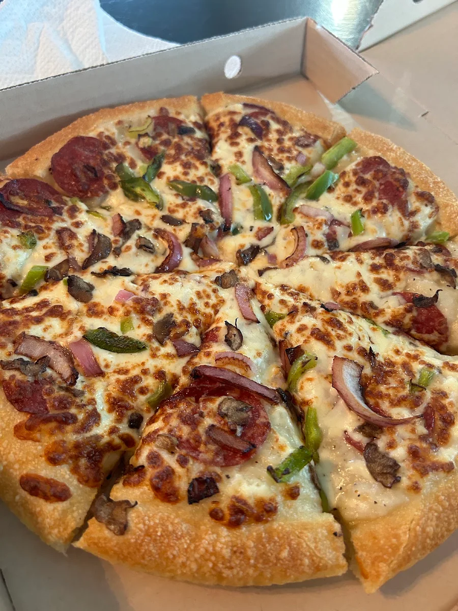 Deluxe Pizza with Alfredo Sauce