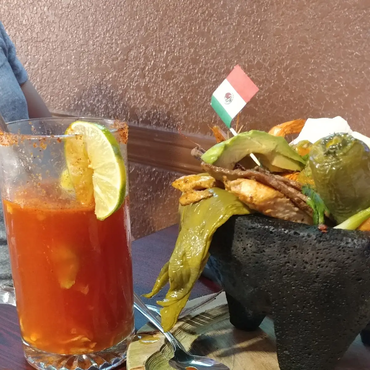 Hot- Molcajete Macho Con Salsa Verde