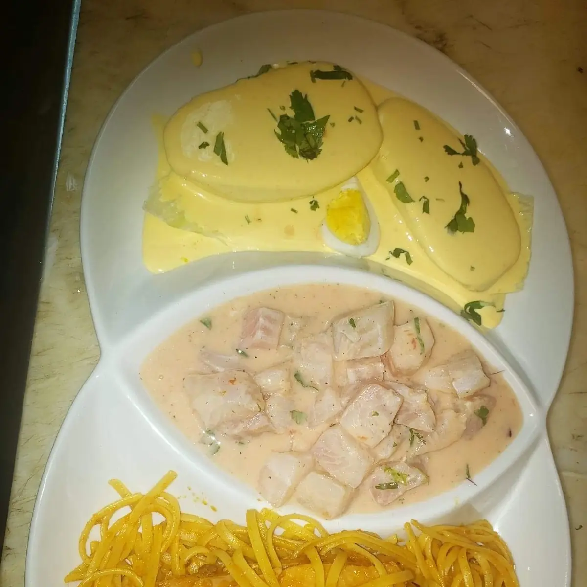 Tallarines Rojos Con Pollo Y Papa Huancaina