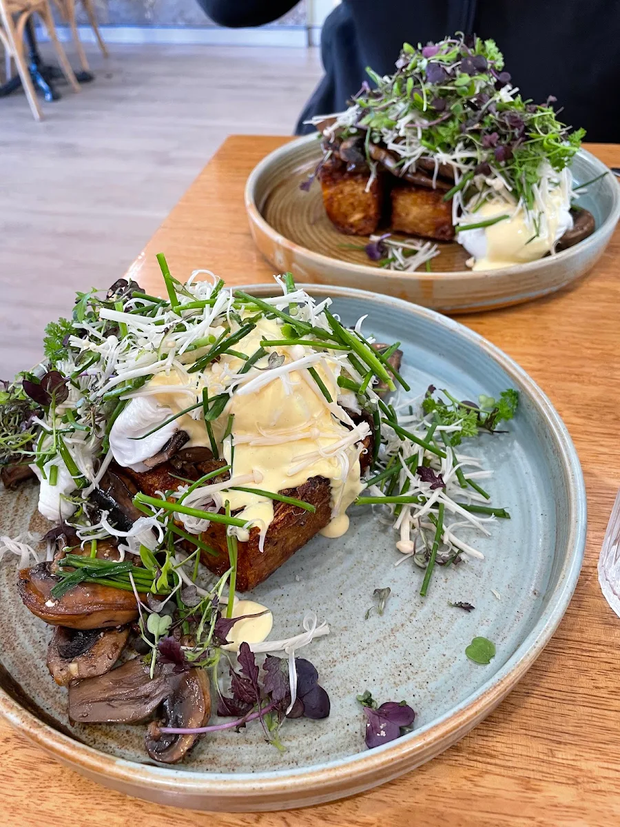Mushroom Benedict GFO Vo, L'Anse French Café & Croissanterie